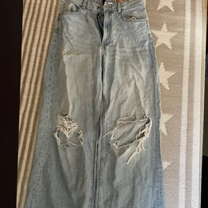 Håliga jeans.  - Håliga raka hm jeans, storlek (M). Färg ljus blå  