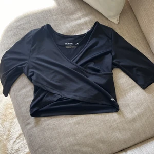 Träningströja  - Supersöt omlott-träningströja, går även att använda som en vanlig tröja 💙aldrig använd, storlek XS