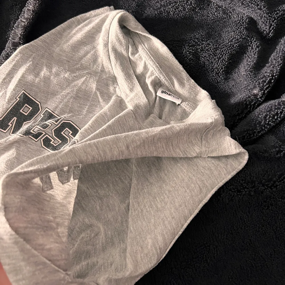 Ett grått linne i stl S från Gina Tricot som inte kommer till användning. På den andra bilden kan man se att den har stora öppningar vid armen🤍 (Obs står ej för frakt eller postens slarv). Toppar.