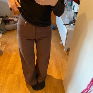 Bruna jeans  - Bruna högmidjade jeans, använt fåtal gånger, i bra skick! X