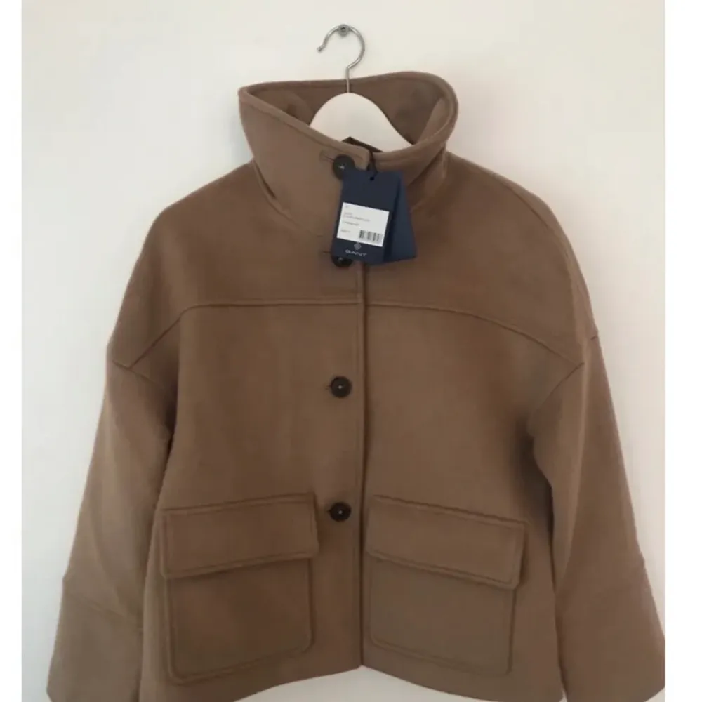 Kort lite boxig jacka från GANT. Matieralet är en blandning av ull, Kashmir och polyester! Säljer för 300 eller bud! Köparen står för frakt❤️. Takit.