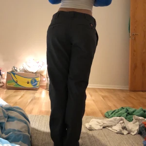 Dickies byxor - Säljer mina dickies byxor i använt men gott skick. Slim fit. Snygg oversized modell på mig som är 160 cm och vanligtvis bär strl S. Funkar på kille & tjej. Pris kan diskuteras!