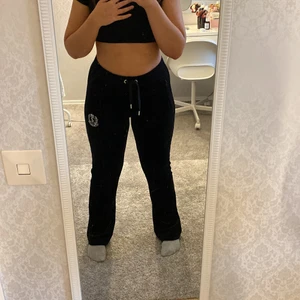 Juicy byxor strl S - Jag säljer dessa juicy byxor för 600kr jag har endast använt dessa två gånger. 