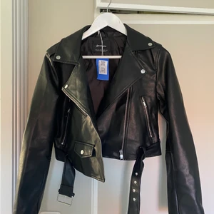 Skinnjacka  - Jättesnygg och ball skinnjacka från stradivarius i storlek M, men jag skulle säga att den mer passar en S eller xs💗inga defekter eller liknande, precis som ny