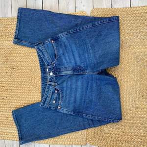 Supersnygga raka jeans från Weekday i modellen rowe! Storlek: 27/30❤️ säljer för 250 eller bud! Köparen står för frakten🥰