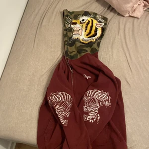 A bathing Ape Tiger embroided zip up hoodie - INTRESSEKOLL. Har haft denna tröjan i 4 år men använder nästan aldrig. Finns ett jätte litet hål på en av muddarna annars är tröjan i bra skick Och köpt för $800.