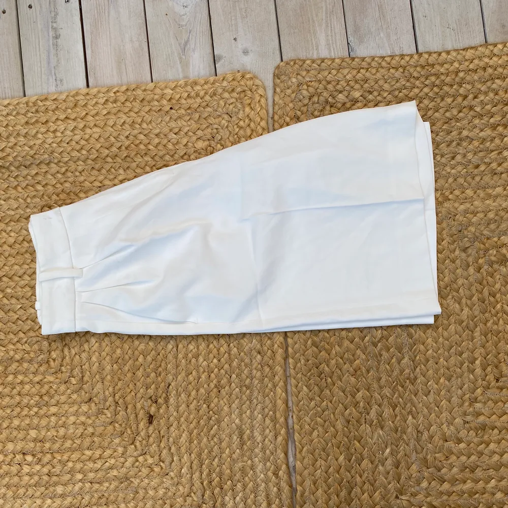 Vita dressade shorts från H&M med pressveck! Säljer för 100 kr. Köparen står för frakten!🥰. Shorts.