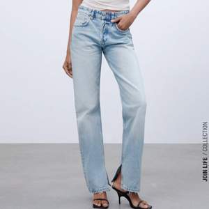 Säljer 3 par Zara jeans i ljusblå, blå och mörkgrå. De ljusblåa har slits men det har inte dom andra (modell jeans straight som inte finns kvar). Skriv privat för fler bilder för det får inte plats i annonsen 😇💕 frakt tillkommer. 