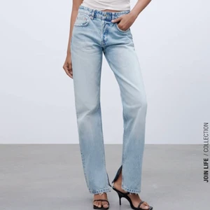 Zara mid-waist jeans  - Säljer 3 par Zara jeans i ljusblå, blå och mörkgrå. De ljusblåa har slits men det har inte dom andra (modell jeans straight som inte finns kvar). Skriv privat för fler bilder för det får inte plats i annonsen 😇💕 frakt tillkommer. 