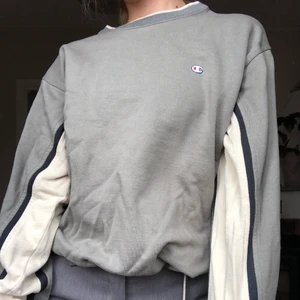 Champion sweatshirt - Vintage tjocktröja sweatshirt från Champion. Köpt på humana. Resår i midjan (syns på andra bilden). Bra skick!