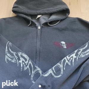 Zip up hoodie  - Jättesnygg zip up hoodie från Urban Outfitters som ja köpte för någon månad sedan. Skit snygg verkligen 🫶🏾❤️‍🔥 köpt för 650kr ❤️VILL SÄLJA SNABBT SÅ BUDGIVNING TILL IMORGON. !! BUDA BARA OM DU KAN KÖPA DEN!! Lånade bilder