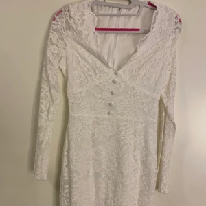 Spets klänning - Super fin o aldrig använd. Funkar utmärkt för exempelvis student. Små detaljer på framsidan osv. ❤️