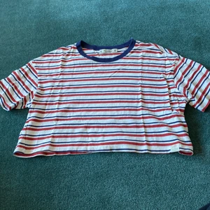 tshirt - snygg cropped tshirt från pull&bear! bra skick! köparen står för frakten!