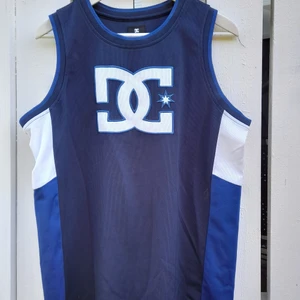 Som ny DC linne - Äkta DC linne i som nytt skick. Inköpt till fulöpris för en massa år sen. Pris kan alltid diskuteras. Bara å skriva PUSS