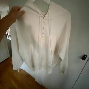 Snygg tröja med luva från zara i storlek m