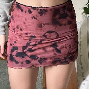Tiedye kjol - Säljer denna skitcoola minikjolen med mesh på i ett tiedye tryck. Såå fin färg och kjolen är i nyskick!! 