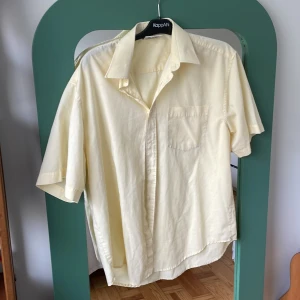 Oversize gul skjorta  - Kortärmad skjorta köpt secondhand Storlek L men känns större 