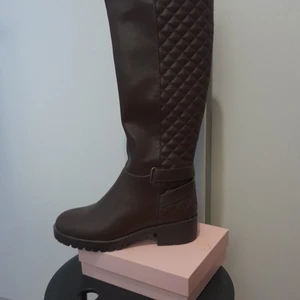Supersköna snygga höst stövlar och helt nya dessutom - De är i storlek 37 och i mycket gott skick..har aldrig använt de..de finns bilder på.detta som bevis..endast provade.