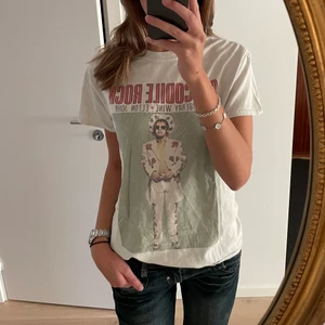 Vintage t-shirt  - Beige t-shirt med tryck, köpt på asos ca350kr. Använd ett fåtal gånger!