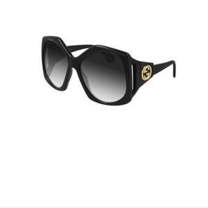Nästan helt oanvända Gucci solglasögon! Inköpta i juni månad,Super skick. Fodral och allt annat ingår!🖤🖤