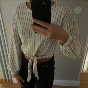 Randig blus - Randig blus. Oanvänd. Köparen står för frakten. Hör gärna av dig för mer information!🤍