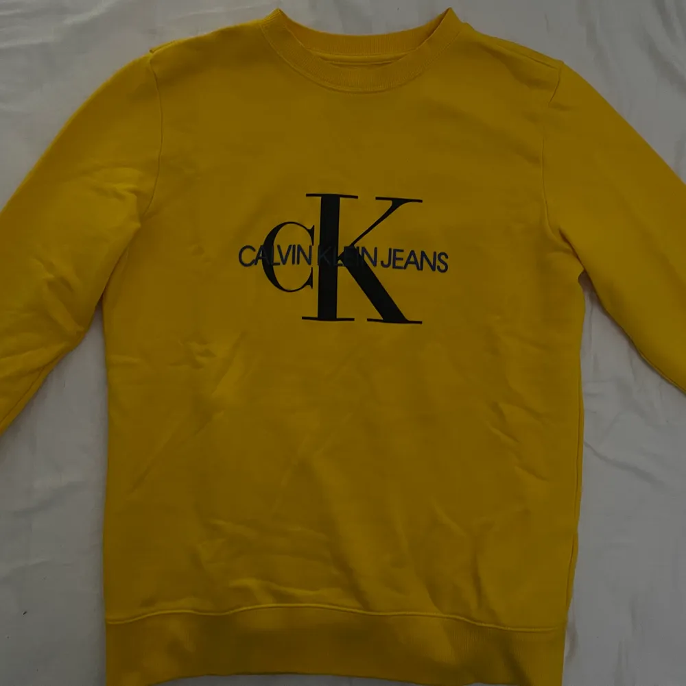 Gul sweatshirt från Calvin Klein. Oanvänd. Nypris: ca 700kr. Köparen står för frakten. Hör gärna av dig för mer information!🤍. Tröjor & Koftor.