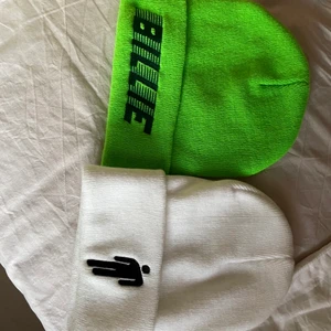 Billie Eilish mössor - Två Billie Eilish mössor.Båda köpt på billies officiella hemsida❤️ 30kr styck Man får med en tidning också❤️