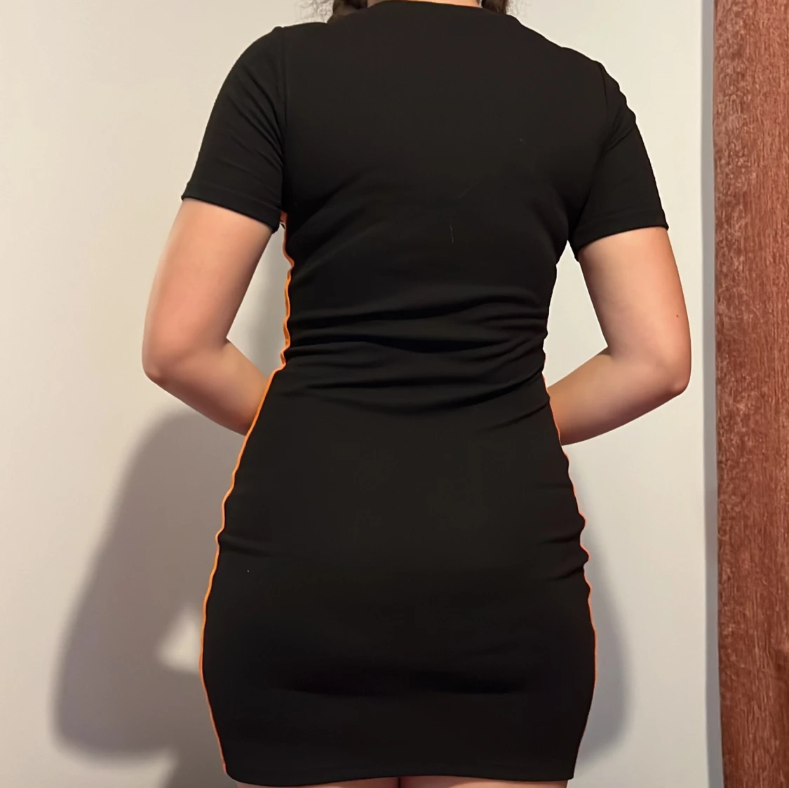 Svart klänning med vit och orangea sträck på sidorna - 90