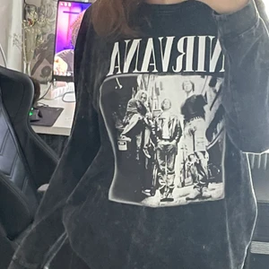 Nirvana tröja - Köpt på Urban outfiters för ett halvt år sen, helt oanvänd bara testat några gånger💕
