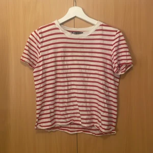 T-shirt - Randig tröja från zara 