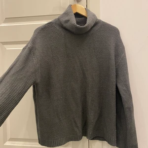 Stickad tröja  - Hej säljer min fina tröja i storlek M från H&M Aldrig använd  Priset kan självklart diskuteras :)