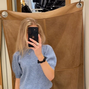 tröja - säljer denna stickade kortärmade tröja från veromoda som är supersöt,helt slutsåld och använd ca 1 gång. så skriv privat om ni har frågor eller vill ha fler bilder, den är mycket blåare i verkligheten än på sista bilder pga ljuset🤍🌸 130+frakt