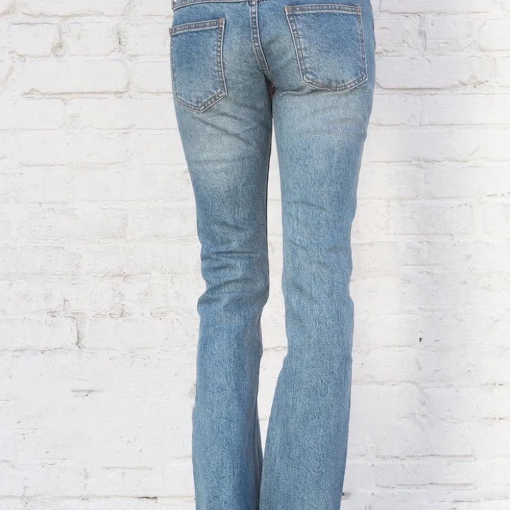 Säljer ett par jättefina jeans från brandie mellvile💕 jeansen är helt nya och har lappen kvar. Köpta av en tjej på plick men ångra mig💗. Jeans & Byxor.