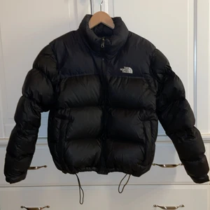 The north face jacka! - Nästan helt ny köpte förra vintern.  Otroligt varm och skön jacka, den är exat som ny inga märken eller skador.  original pris 3500kr, jag säljer för 1500 eftersom jag har hittat en annan jag heller vill ha.   