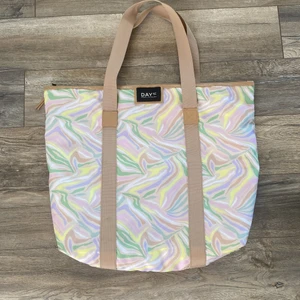 Day väska - Säljer en super fin Day väska i härliga färger. De är den stora modellen som jag säljer💓