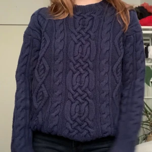 Stickad tröja - Stickad tröja köpt second hand i fint skick. Sitter relativt ”normalt” på mig som vanligtvis bär S.