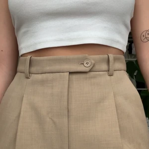& Other Stories Kostymbyxor - Kostymbyxor med pressveck från & Other Stories i bra kvalité. Endast använda en gång. Nypris 700 kr. 