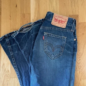 Lågmidajde Levis jeans  - intressekoll på mina kära Levis jeans som är lite korta för mig som är 170. De är i modellen eve och sitter så snyggt. Skriv om du har några frågor. Jag kan mötas upp eller posta men då kostar frakten extra 💓💓