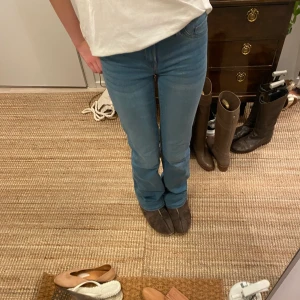 Jdy jeans - Lågmidjadr utsvängda jeans köpta från Zalando, knappt använda, storlek 34x34, sitter perfekt för mig som brukar ha 34/36. KÖPAREN står för frakt.