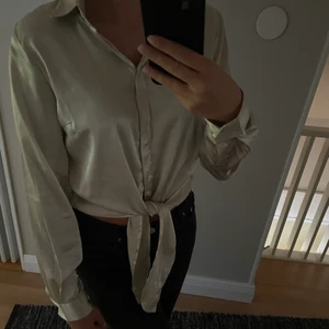 Blus - En guldig blus. Mycket bra skick. Köparen står för frakten. Hör gärna av dig för mer information!🤍