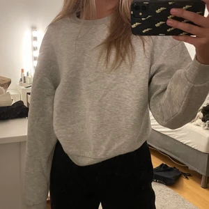 Grå/vit sweatshirt  - Säljer mina sweatshirts från Gina tricot, båda är i strl xs✨ säljer för 120kr för vardera tröja, 200 för båda två + frakt, bara att skriva för frågor🥰
