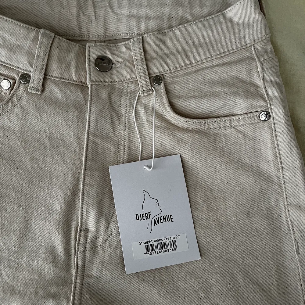 Helt oanvända jeans i färgen cream från Djerf Avenue 💓 storlek 27, men aningen små i storleken.. Jeans & Byxor.