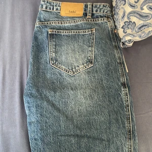 Jeans storlek 42 aldrig använda nypris 219 kr säljer för 150kr - Helt nya jeans med ett snyggt slitt längst ner på byxan, storlek 42 men är enligt mig liten i storlek.men passar långa tjejer!