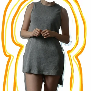 Grå bomullsklänning - Klänning i tjockt bomull. Slit vid sidan och hög hals. 