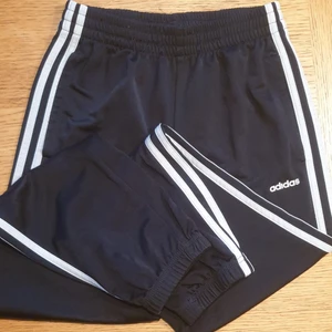 Adidas träningsbyxor - Adidas Polyester mjukis/träningsbyxor med resår nedtill Raka fickor utan dragkedja. Strl 152 junior. Ok skick.