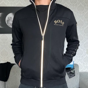 Hugo Boss tröja  - Köpte denna tröja för ca 1 år sedan. Knappt använd, så tröjan är som ny. Nypris 1700. Säljer för 700kr. Storlek M. Frakt 69kr 