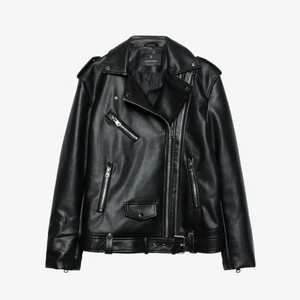 Skinnjacka - SÄLJER OCKSÅ EN LIKADAN BEIGE!Min älskade skinnjacka som jag tyvärr tycker är för liten :( knappen som håller fram bältet längst fram har lossnat men det är inget man tänker på så mycket och går nog att laga! 