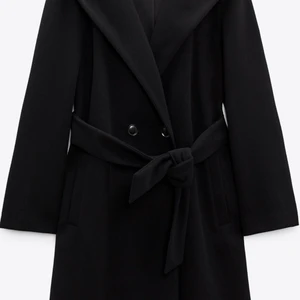 Zara kappa  - Säljer denna fina söta kappan ifrån Zara, den är oanvänd. Tog storlek M men den är liten för storlek funkar om man har M eller S, den är perfekt nu för hösten har jätte fin material. Man kan justera med bandet som finns. Har jätte fin luva 