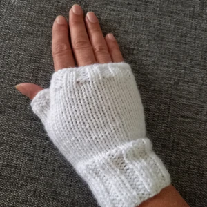 Nya vita torgvantar stl XS-M - Nu finns ännu ett par av de populära vit snygga torgvantarna tillgängliga. Stickade i ett garn som är varmt och skönt,men inte stickigt. Kan tvättas i 40 grader. 120 kr inkl.frakt med vanligt brev. Något dyrare vid spårbar frakt. 