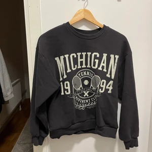 Tjocktröja  - Tjocktröja från Gina i fint skick. Storlek XS men mer som en S